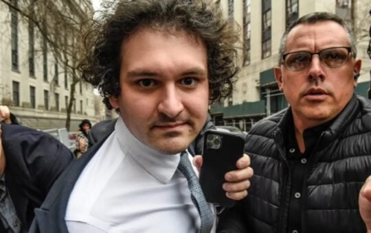 Sam Bankman-Fried returns to Twitter after two-year silence, shares insights on corporate management